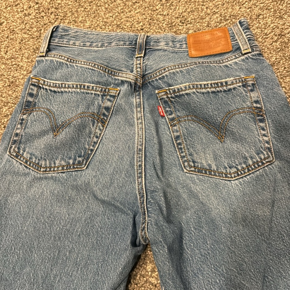 W’s Levis Ribcage Jeans - Picture 6 of 6